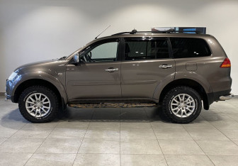 Подержанный автомобиль Mitsubishi Pajero Sport 2011 года (8 фото)