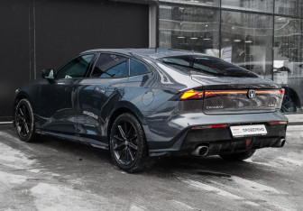 Подержанный автомобиль Changan UNI-V 2023 года (7 фото)