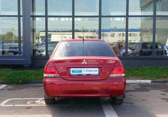 Подержанный автомобиль Mitsubishi Lancer Sedan 2005 года (6 фото)