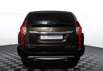 Подержанный автомобиль Mitsubishi Pajero Sport 2018 года (6 фото)