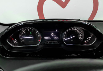 Подержанный автомобиль Peugeot 208 2013 года (12 фото)