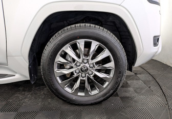 Подержанный автомобиль Toyota Land Cruiser Suv 2022 года (18 фото)