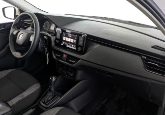 Подержанный автомобиль Skoda Rapid Liftback 2021 года (13 фото)