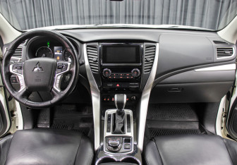 Подержанный автомобиль Mitsubishi Pajero Sport 2016 года (14 фото)