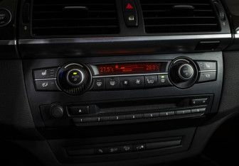 Подержанный автомобиль BMW X6 2012 года (16 фото)