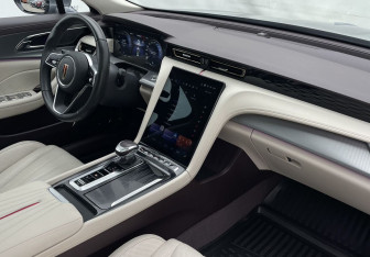 Подержанный автомобиль Hongqi H5 2024 года (10 фото)
