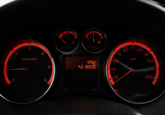 Подержанный автомобиль Peugeot 408 2013 года (12 фото)