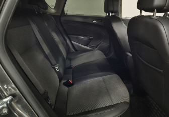 Подержанный автомобиль Opel Astra Hatchback 2011 года (12 фото)