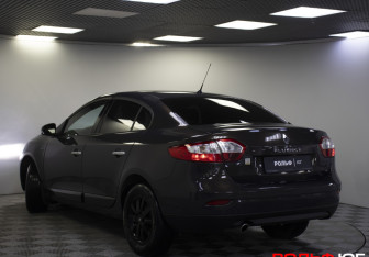 Подержанный автомобиль Renault Fluence 2012 года (21 фото)