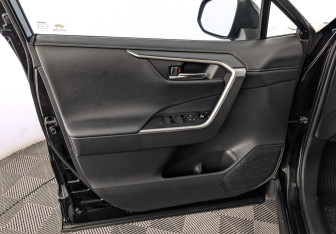 Подержанный автомобиль Toyota RAV4 2020 года (18 фото)