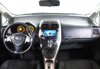 Подержанный автомобиль Toyota Auris Hatchback 2007 года (12 фото)