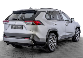 Подержанный автомобиль Toyota RAV4 2021 года (5 фото)