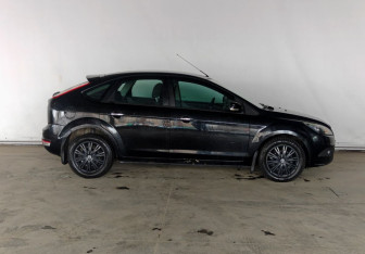Подержанный автомобиль Ford Focus Hatchback 2011 года (8 фото)