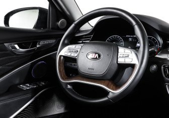 Подержанный автомобиль Kia K900 2019 года (13 фото)