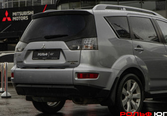 Подержанный автомобиль Mitsubishi Outlander 2009 года (17 фото)
