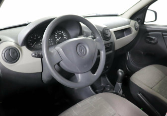 Подержанный автомобиль Renault Sandero 2014 года (7 фото)