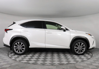 Подержанный автомобиль Lexus NX 2017 года (4 фото)