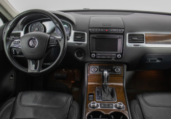 Подержанный автомобиль Volkswagen Touareg 2014 года (13 фото)