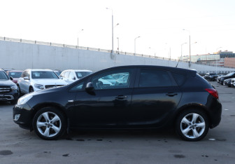 Подержанный автомобиль Opel Astra Hatchback 2011 года (8 фото)