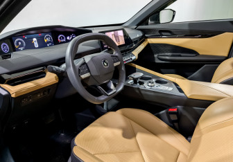 Подержанный автомобиль Changan UNI-V 2023 года (16 фото)