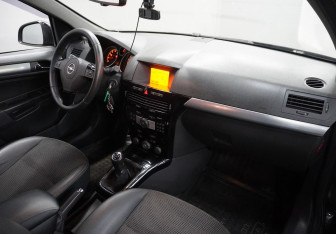 Подержанный автомобиль Opel Astra Sedan 2013 года (10 фото)