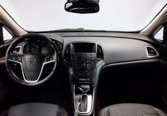 Подержанный автомобиль Opel Astra Hatchback 2013 года (12 фото)