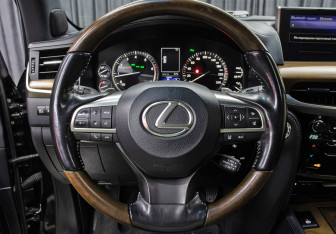 Подержанный автомобиль Lexus LX 2017 года (17 фото)