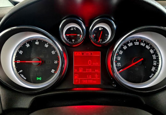 Подержанный автомобиль Opel Astra Sedan 2014 года (13 фото)