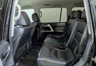 Подержанный автомобиль Toyota Land Cruiser Suv 2016 года (4 фото)