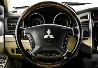 Подержанный автомобиль Mitsubishi Pajero 2017 года (12 фото)