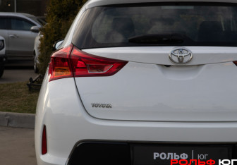 Подержанный автомобиль Toyota Auris Hatchback 2014 года (25 фото)