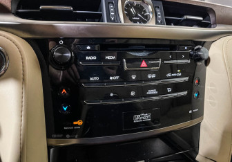 Подержанный автомобиль Lexus LX 2016 года (19 фото)