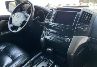 Подержанный автомобиль Toyota Land Cruiser Suv 2012 года (9 фото)