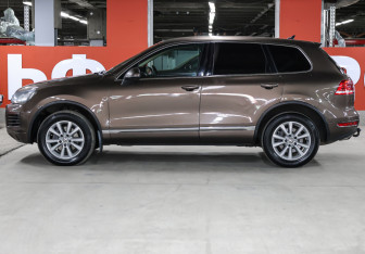 Подержанный автомобиль Volkswagen Touareg 2011 года (8 фото)