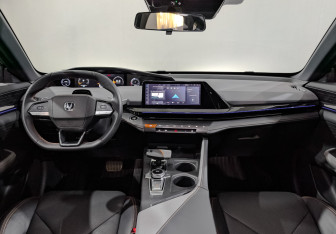 Подержанный автомобиль Changan UNI-V 2023 года (14 фото)