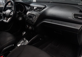 Подержанный автомобиль Kia Rio Hatchback 2015 года (9 фото)