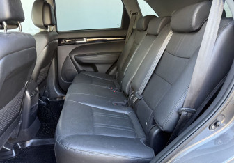 Подержанный автомобиль Kia Sorento 2015 года (11 фото)