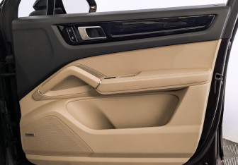 Подержанный автомобиль Porsche Cayenne 2019 года (25 фото)