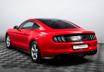 Подержанный автомобиль Ford Mustang Coupe 2018 года (7 фото)