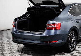 Подержанный автомобиль Skoda Superb Liftback 2015 года (16 фото)