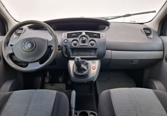 Подержанный автомобиль Renault Scenic 2004 года (12 фото)