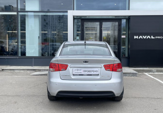 Подержанный автомобиль Kia Cerato Sedan 2012 года (6 фото)