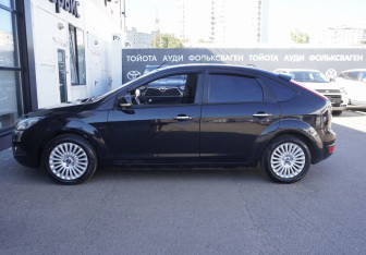 Подержанный автомобиль Ford Focus Hatchback 2010 года (8 фото)