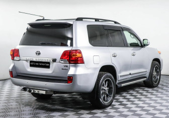 Подержанный автомобиль Toyota Land Cruiser Suv 2012 года (3 фото)