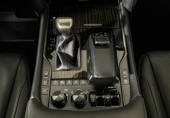 Подержанный автомобиль Lexus LX 2019 года (15 фото)