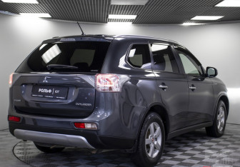 Подержанный автомобиль Mitsubishi Outlander 2014 года (24 фото)