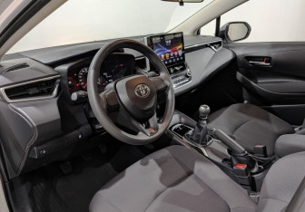 Подержанный автомобиль Toyota Corolla Sedan 2019 года (15 фото)