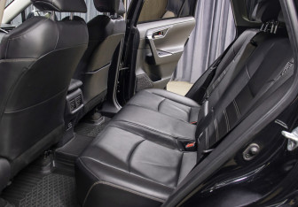 Подержанный автомобиль Toyota RAV4 2020 года (12 фото)