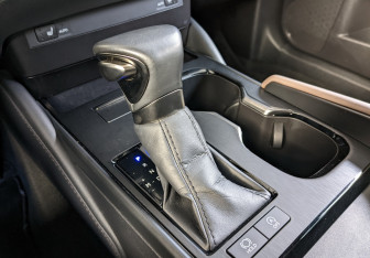 Подержанный автомобиль Lexus ES 2023 года (9 фото)