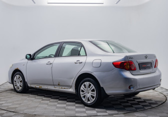 Подержанный автомобиль Toyota Corolla Sedan 2008 года (3 фото)